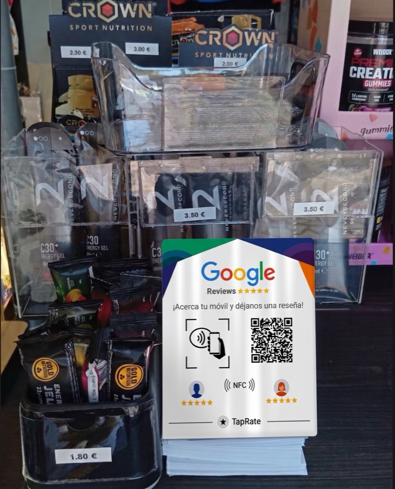 Tarjeta TapRate en el mostrador de una tienda de nutrición deportiva