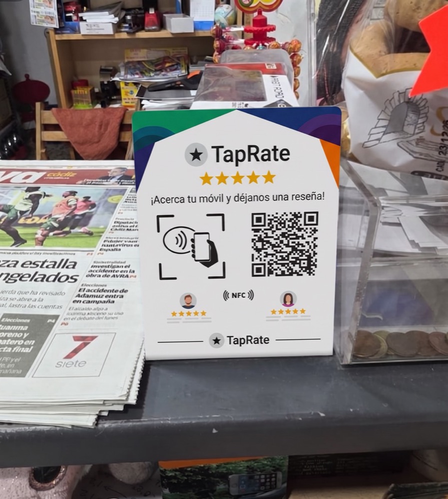Tarjeta TapRate colocada en el mostrador de un kiosco de prensa